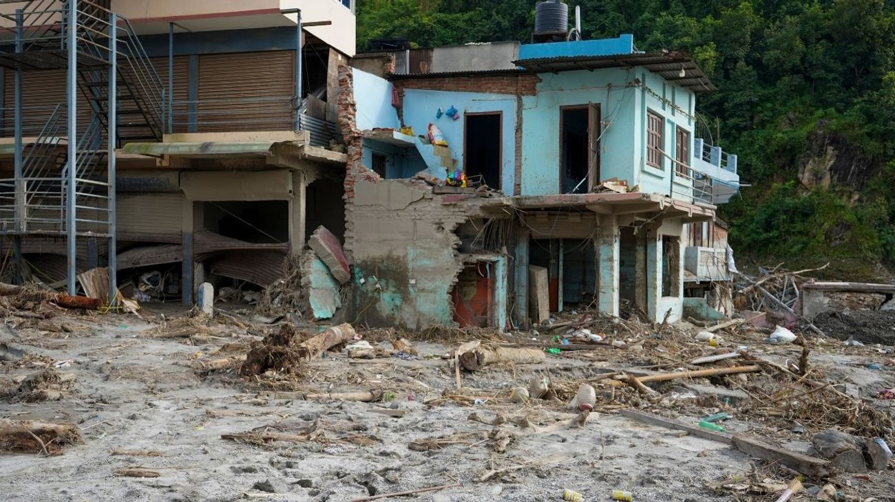 Joven rescata a su abuelo durante inundación en Nepal