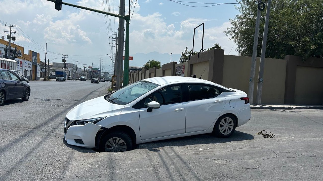 Cae automovilista en registro abierto en Monterrey