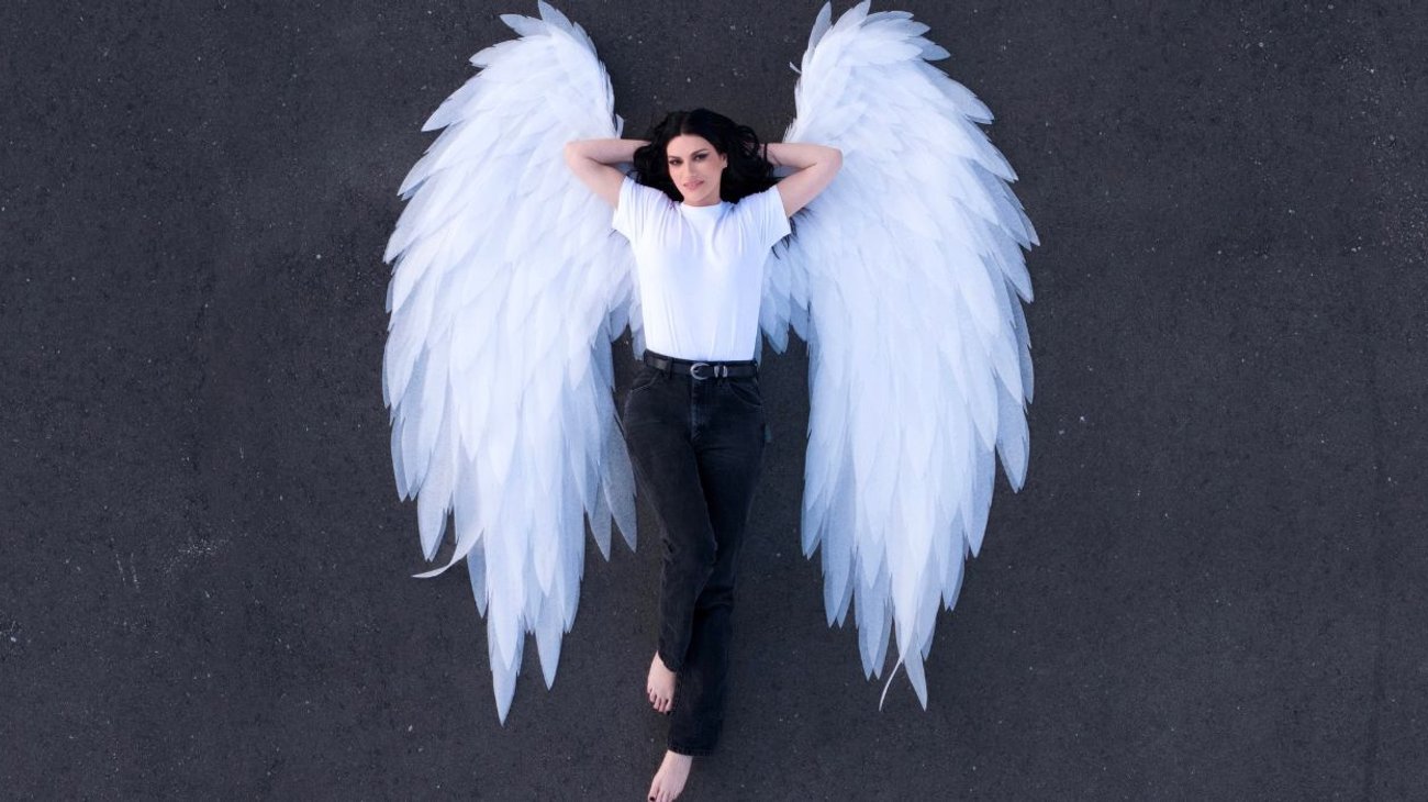 Laura Pausini estrena canción y rinde tributo a cantante