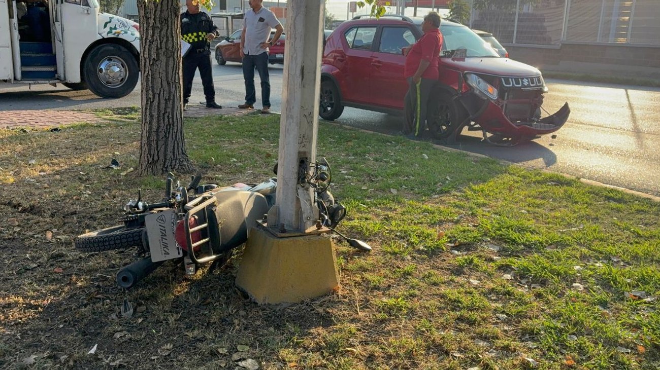 Accidente entre auto y moto deja un lesionado en Saltillo