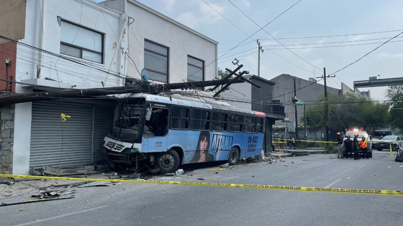 Choque entre taxi y camión de ruta deja dos personas lesionadas