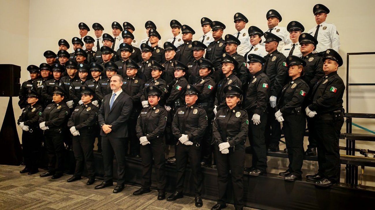 Reconocen a 100 policías de Monterrey con ascenso de grado