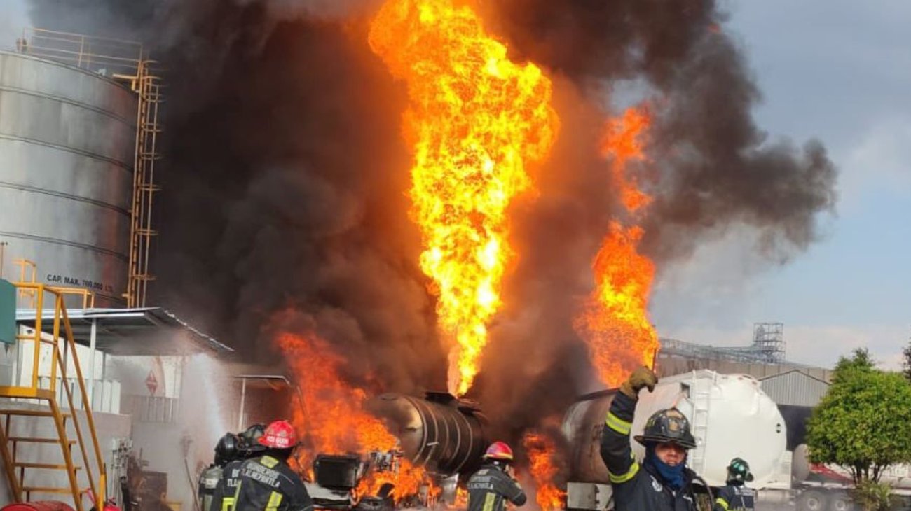 Incendio de pipas moviliza a bomberos en zona industrial