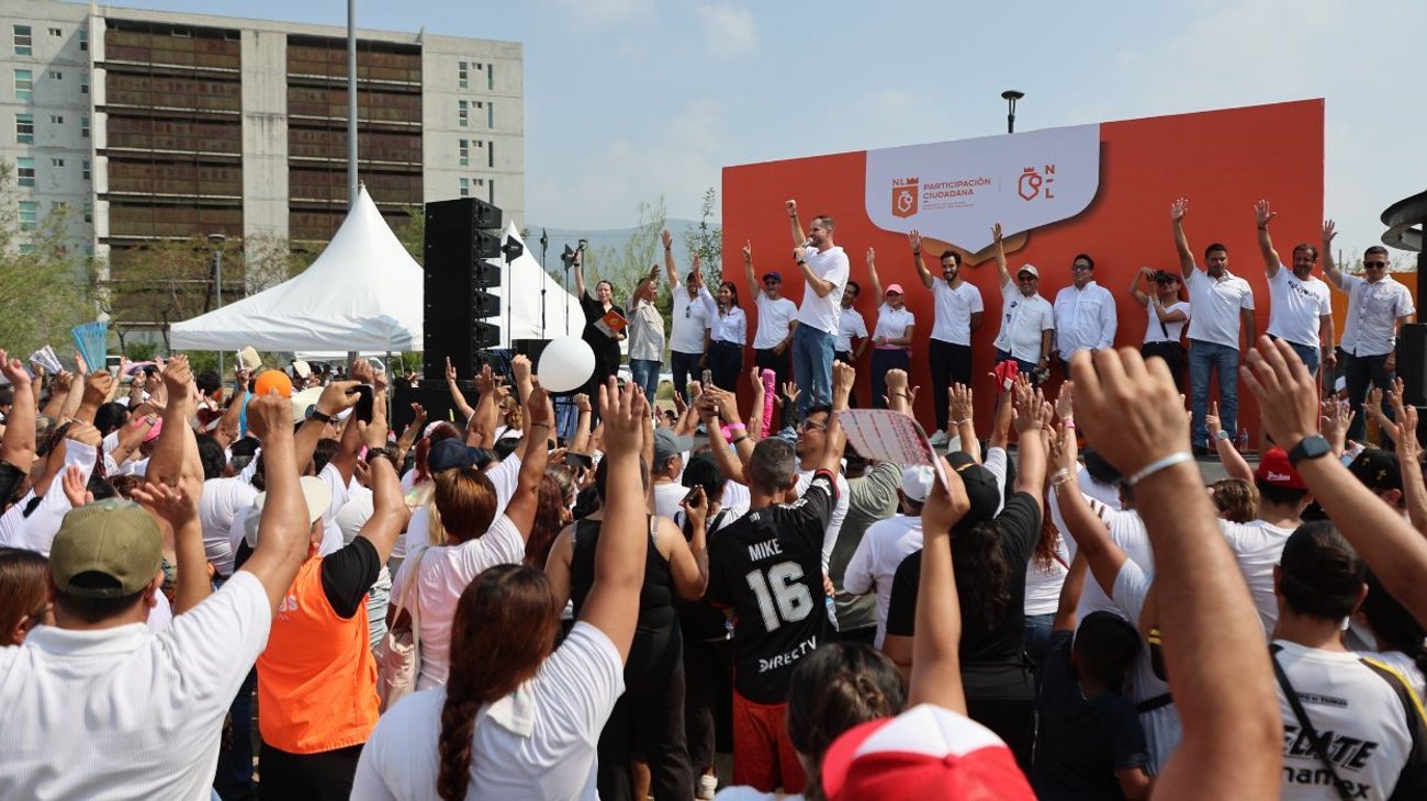 Participan familias en caminata en el Parque Libertad