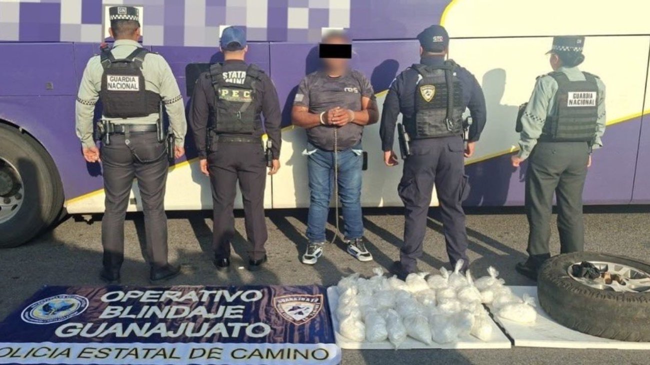 Aseguran 16 kilos de cristal en la autopista Morelia-Salamanca