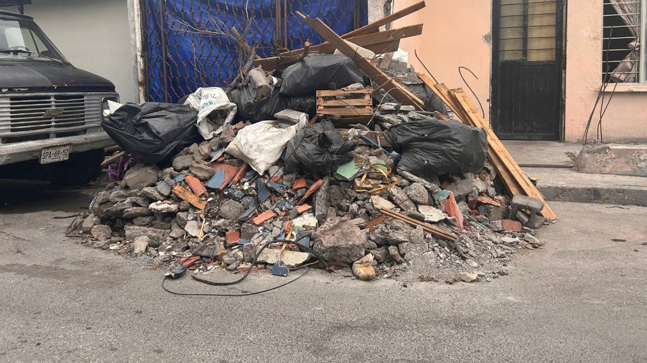 Obstruye escombro paso vial en Valle de Santa Lucía