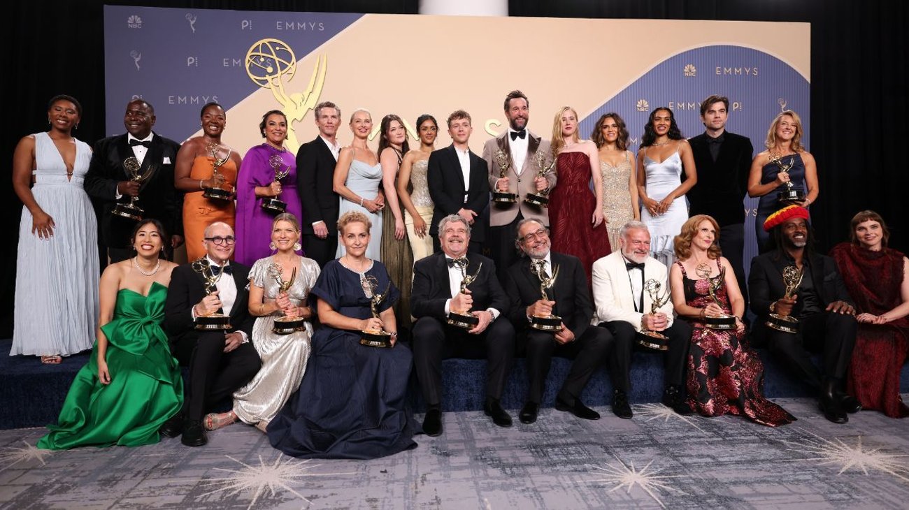 Dejan los Premios Emmy noche de sorpresas y triunfos históricos