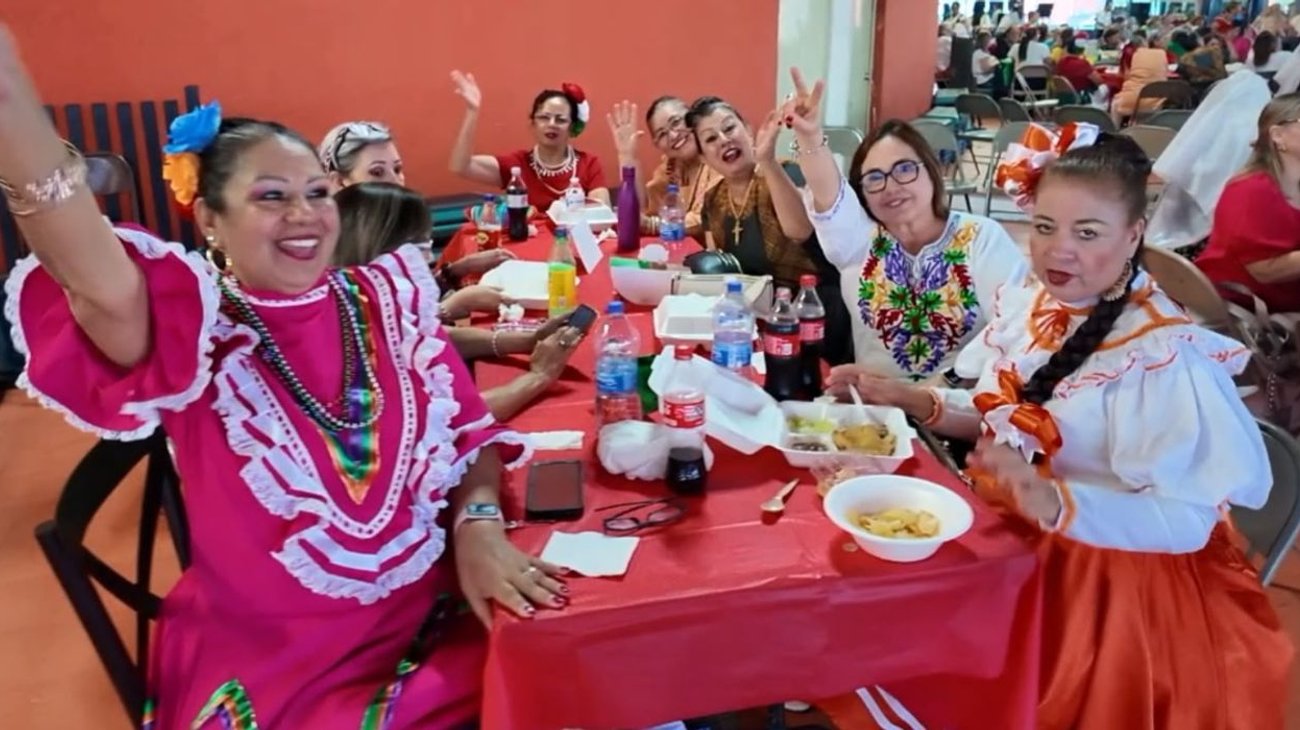 Adultos mayores mantienen vivas las Fiestas Mexicanas 