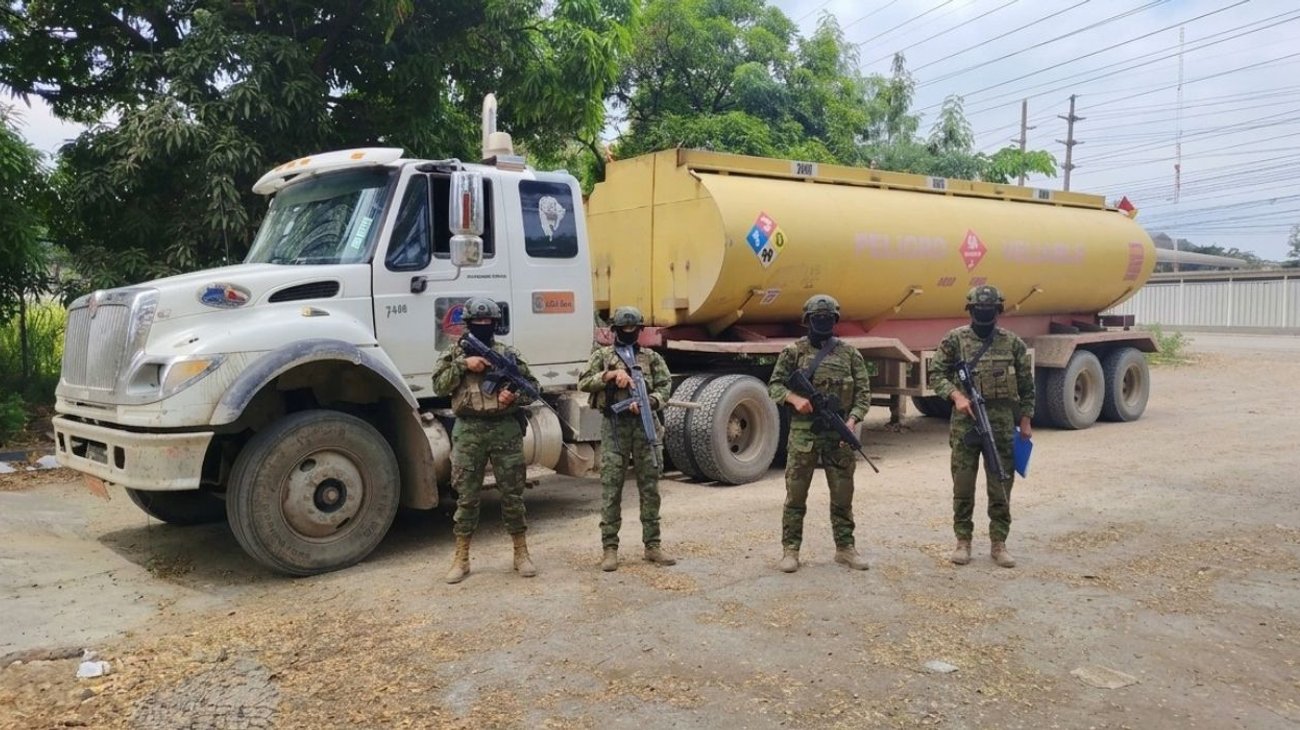 Inhabilitan toma clandestina de combustible en Ecuador