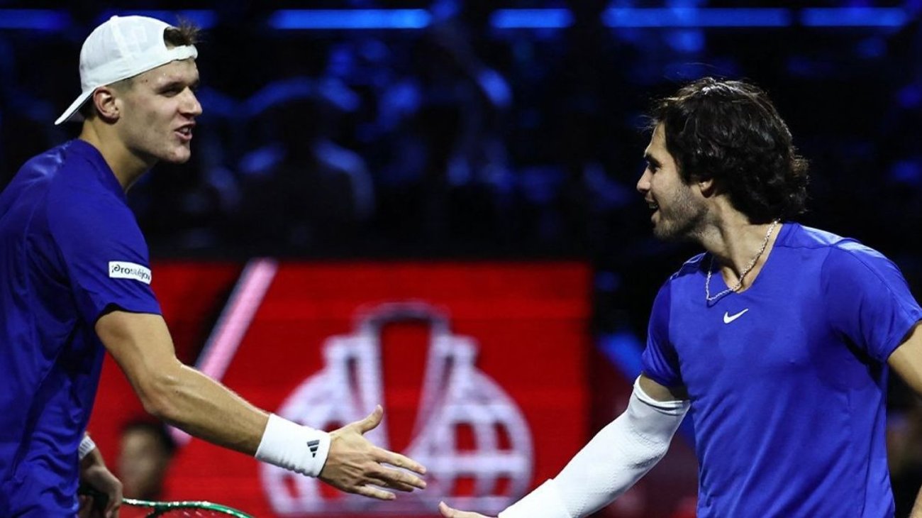 Consiguen Carlos Alcaraz y Mensik victoria en dobles