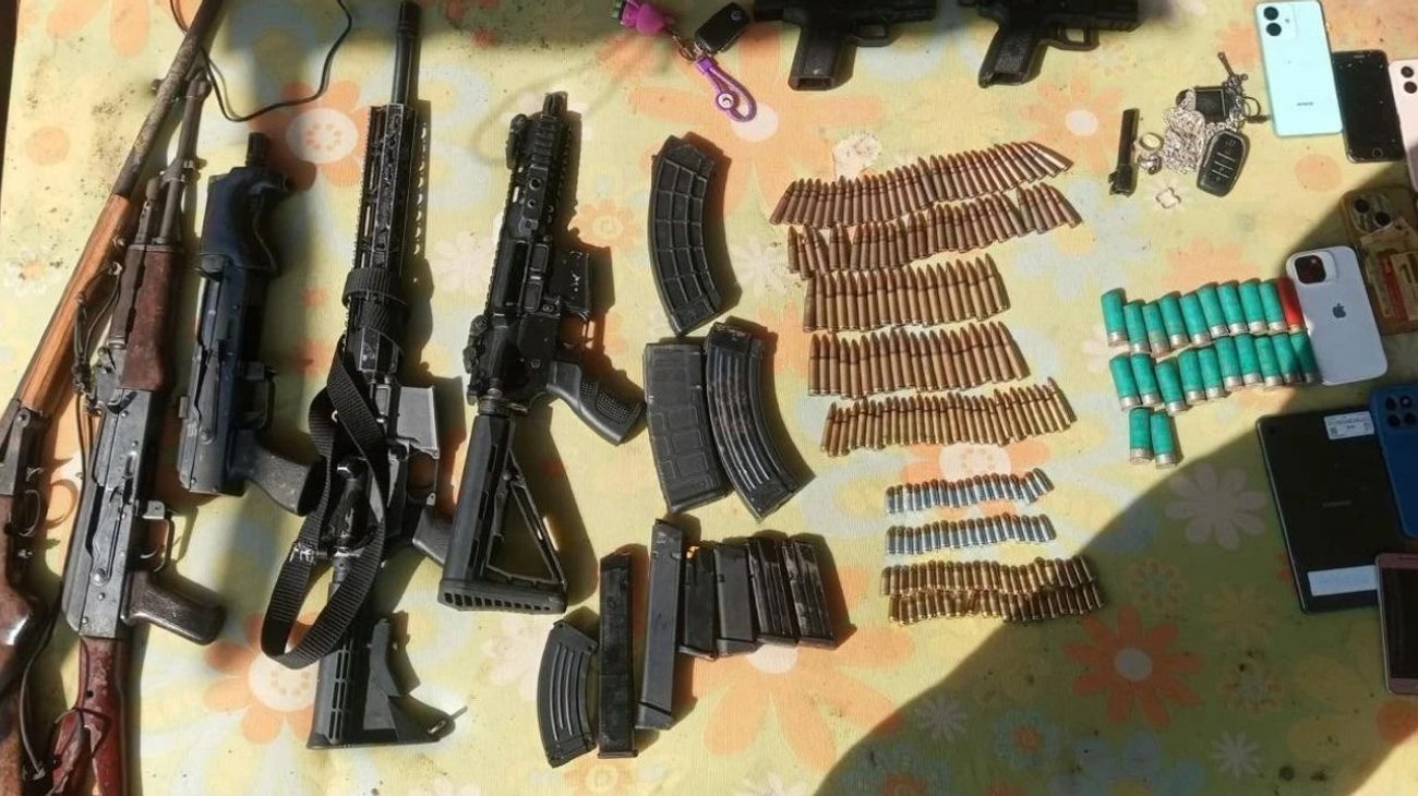 Detienen a dieciséis personas y aseguran arsenal