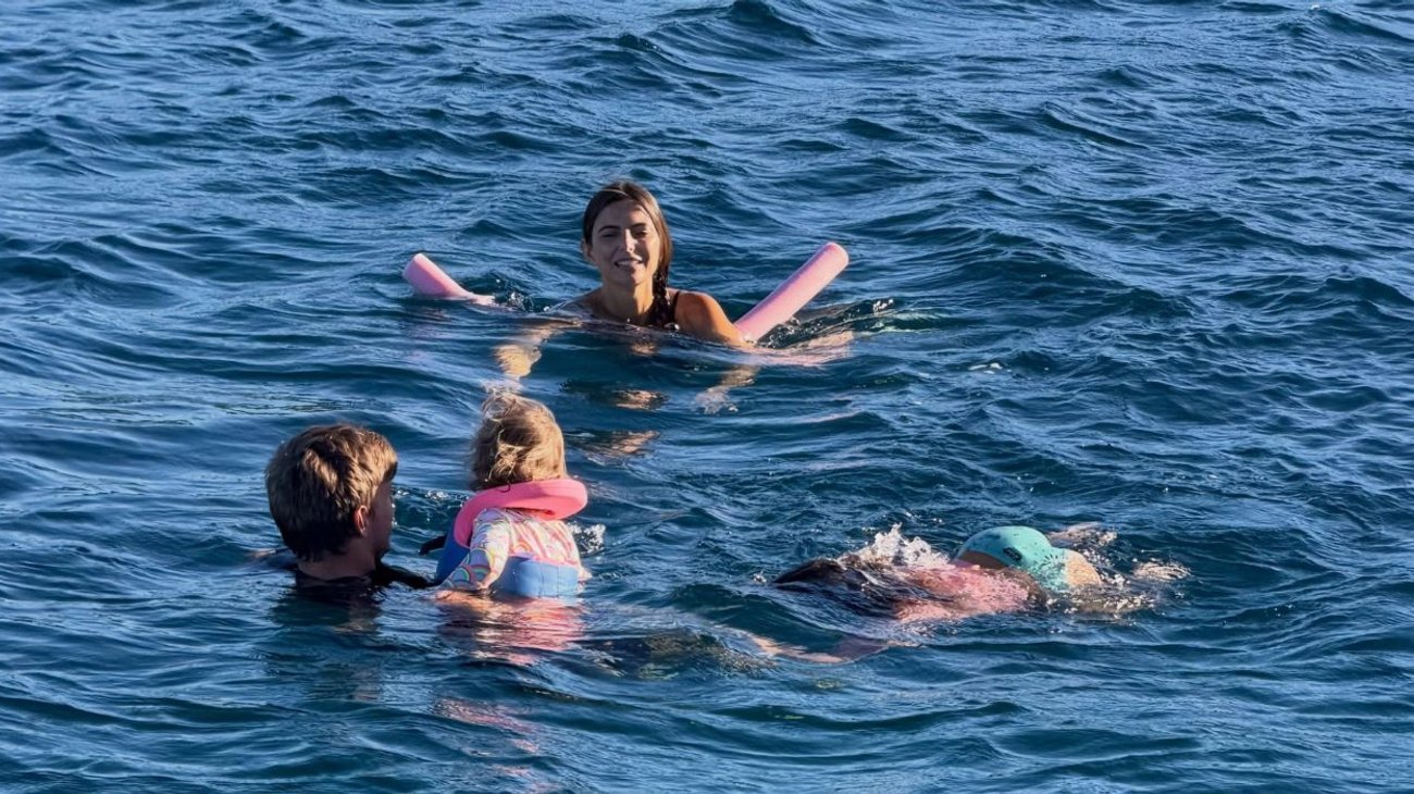 Despide Kelly Piquet el verano en altamar junto a su familia