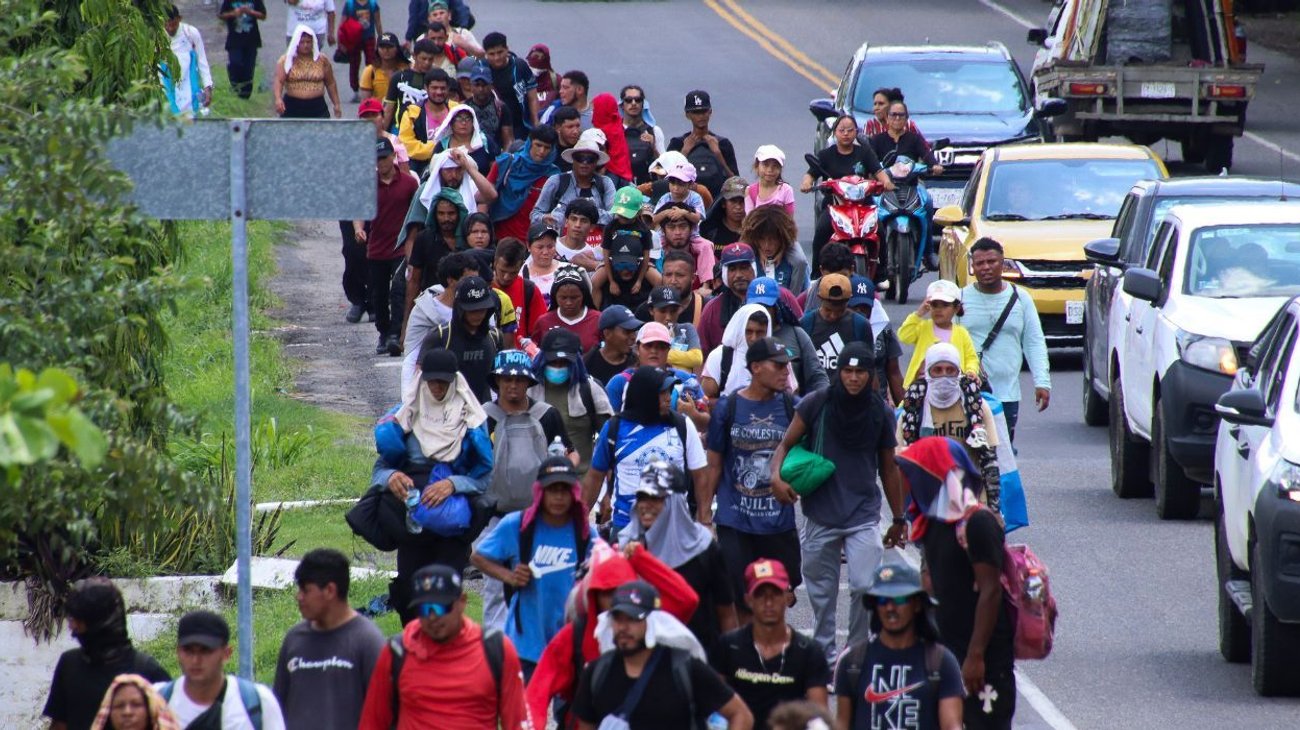 Salen migrantes en caravana desde la ciudad de Tapachula