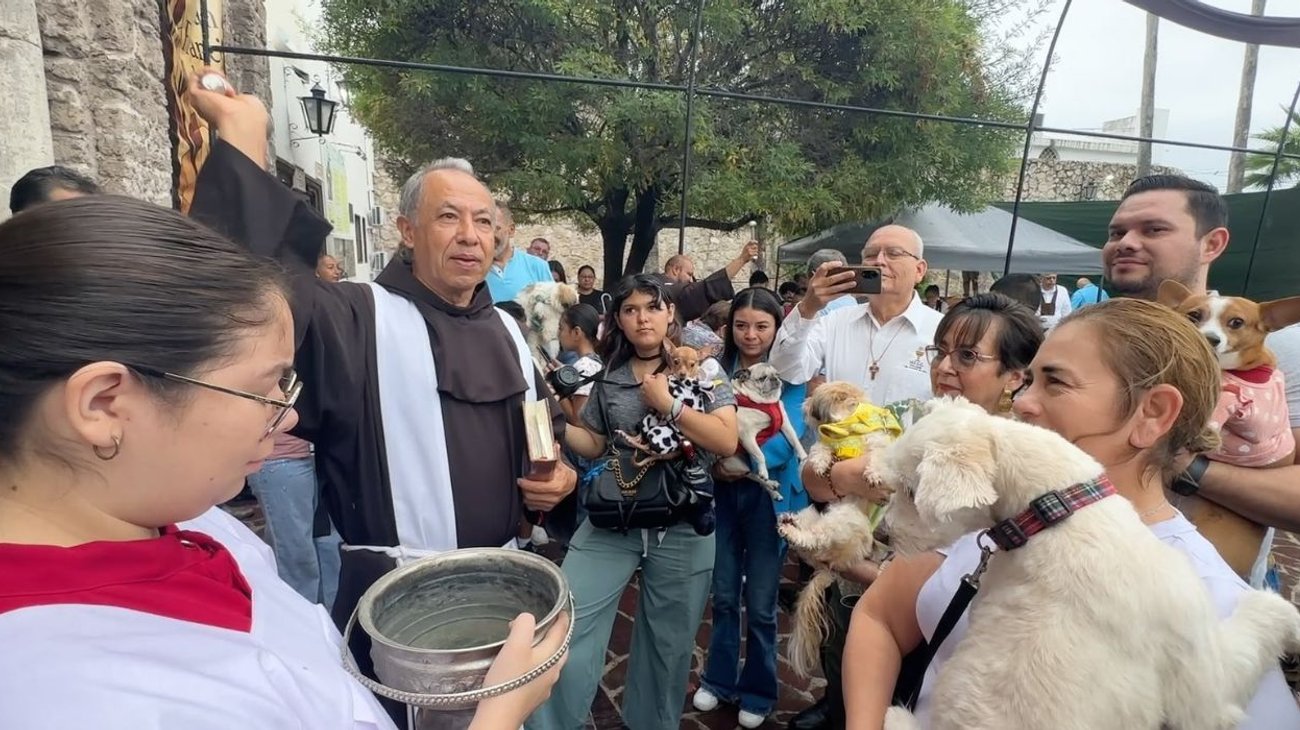 Celebran en Monclova tradicional bendición de mascotas