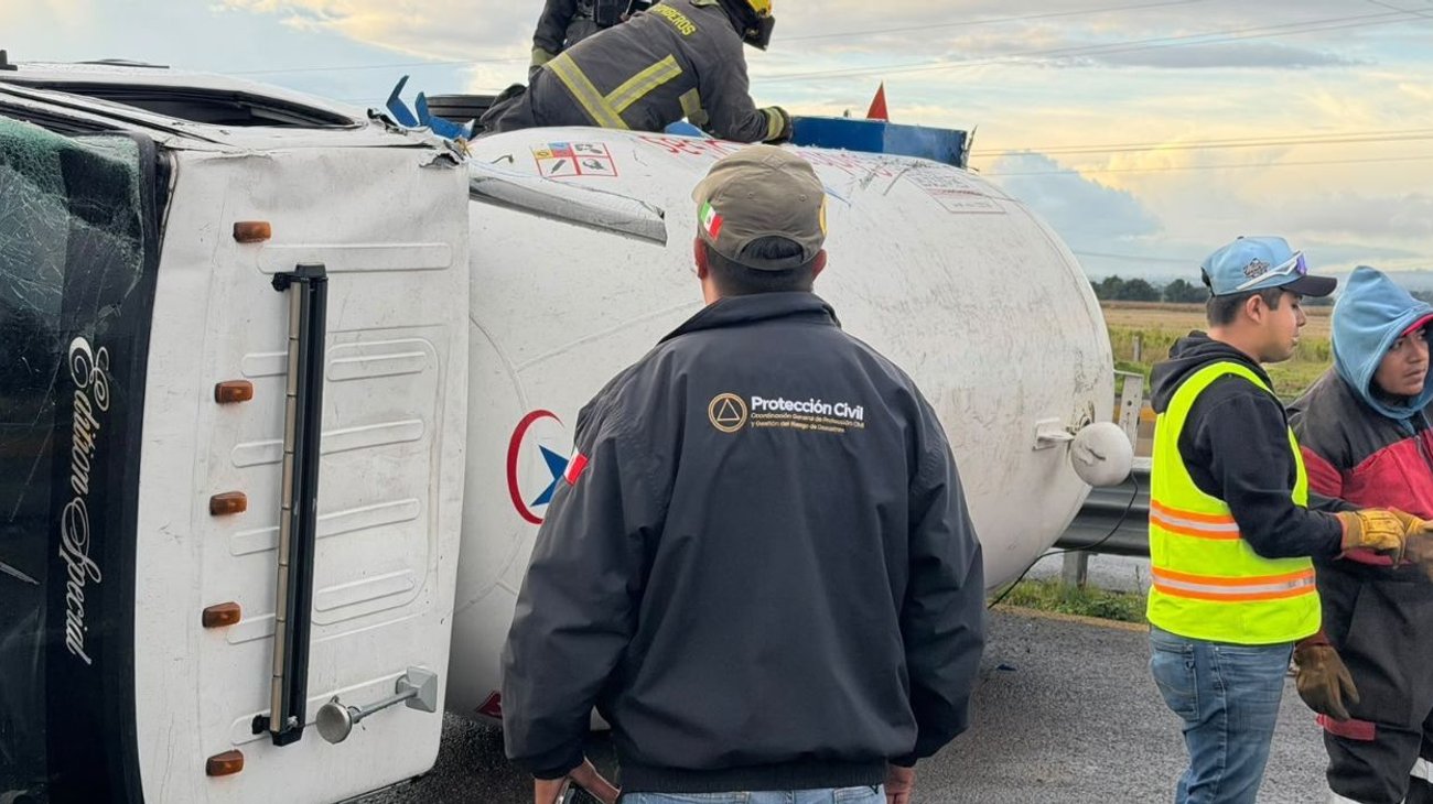 Volcadura de pipa de gas paraliza autopista federal