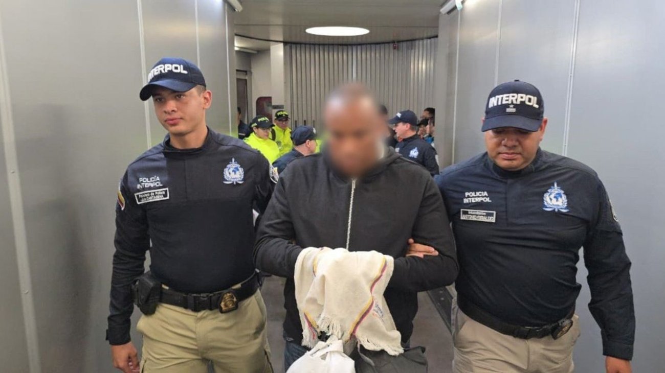 Extraditan desde España a presunto cabecilla criminal a Colombia