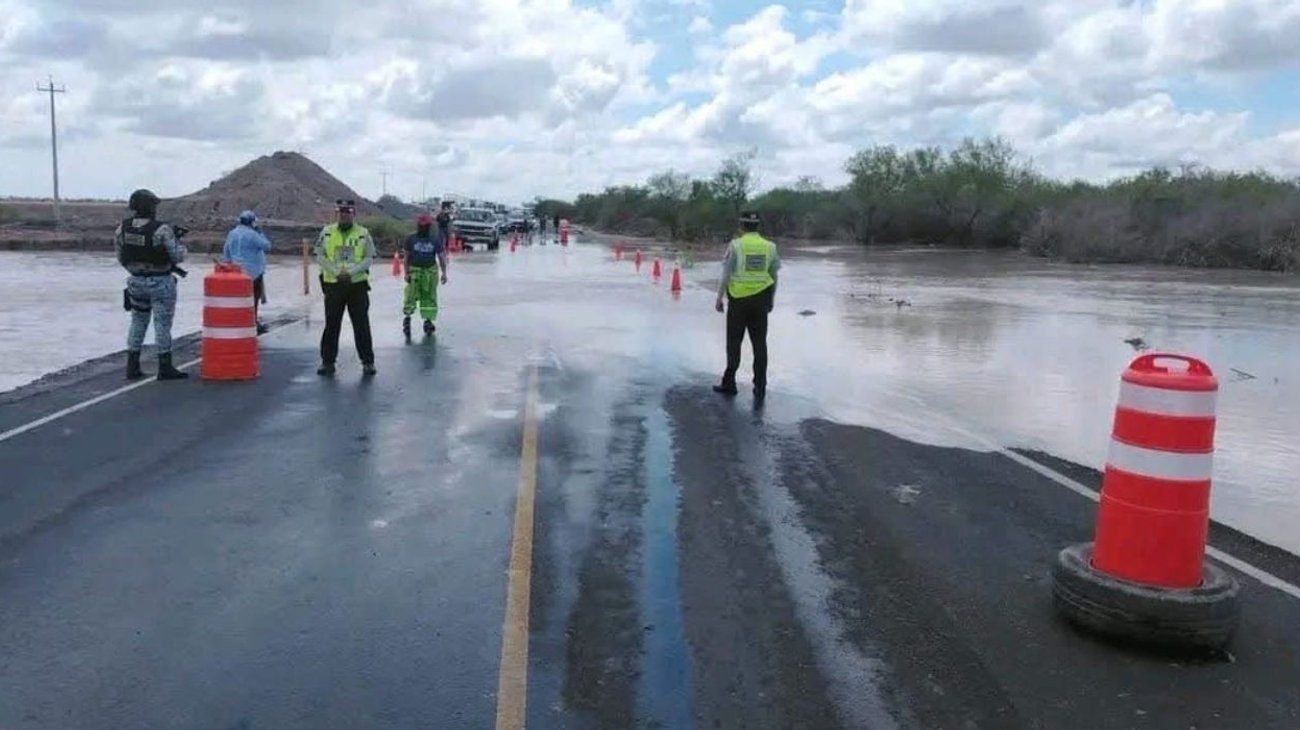 Recomiendan ruta alterna ante inundación en vía