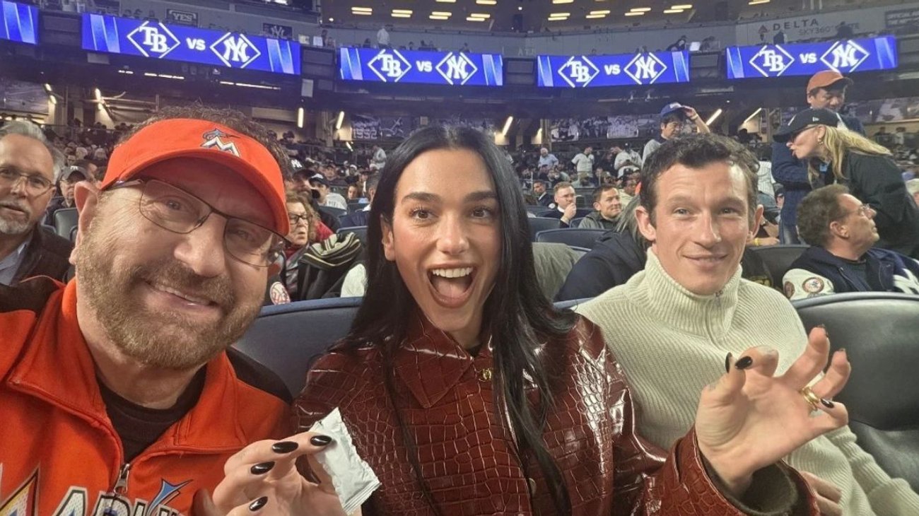 Aficionado no reconoce a Dua Lipa en partido de beisbol