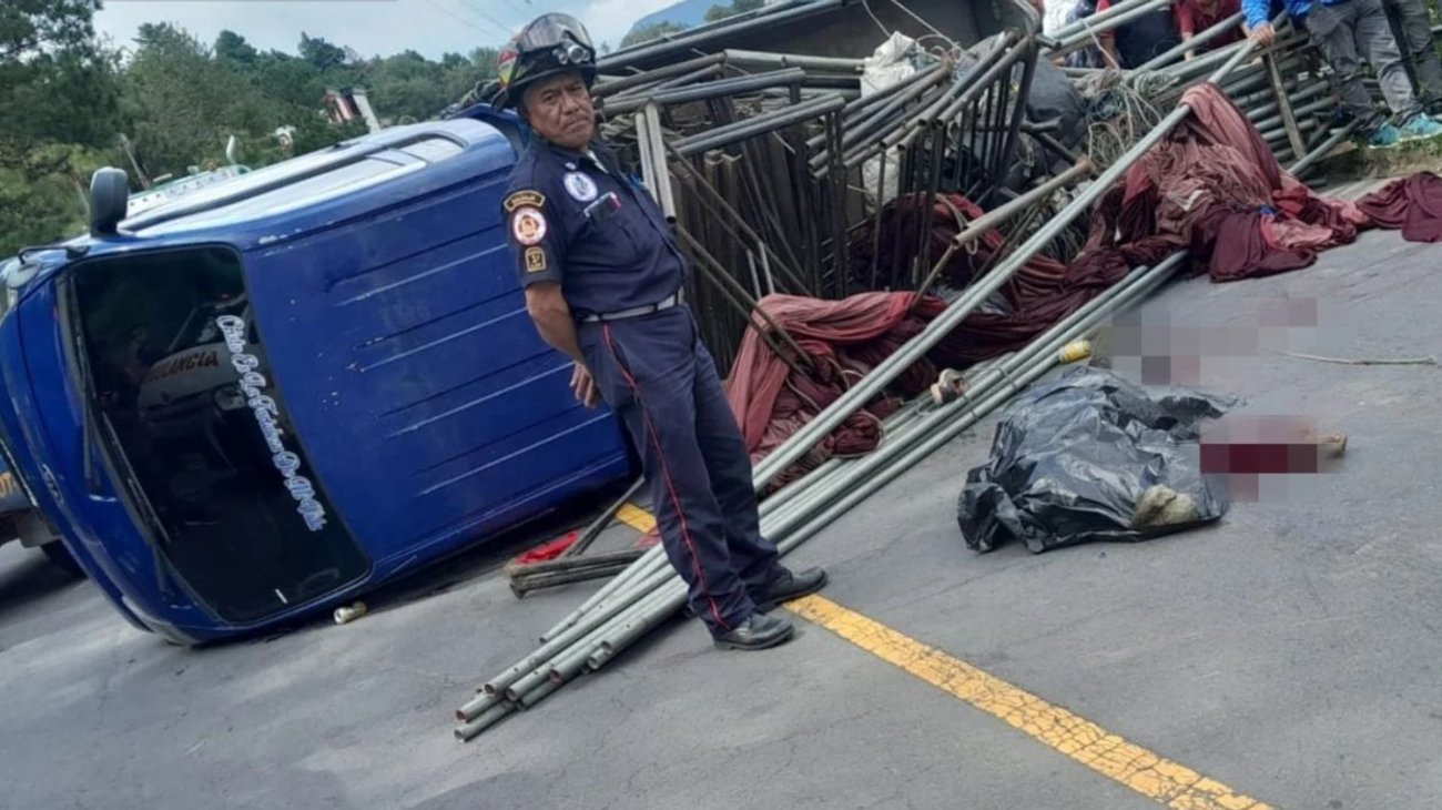  Volcadura de camión deja un muerto y un herido en Guatemala