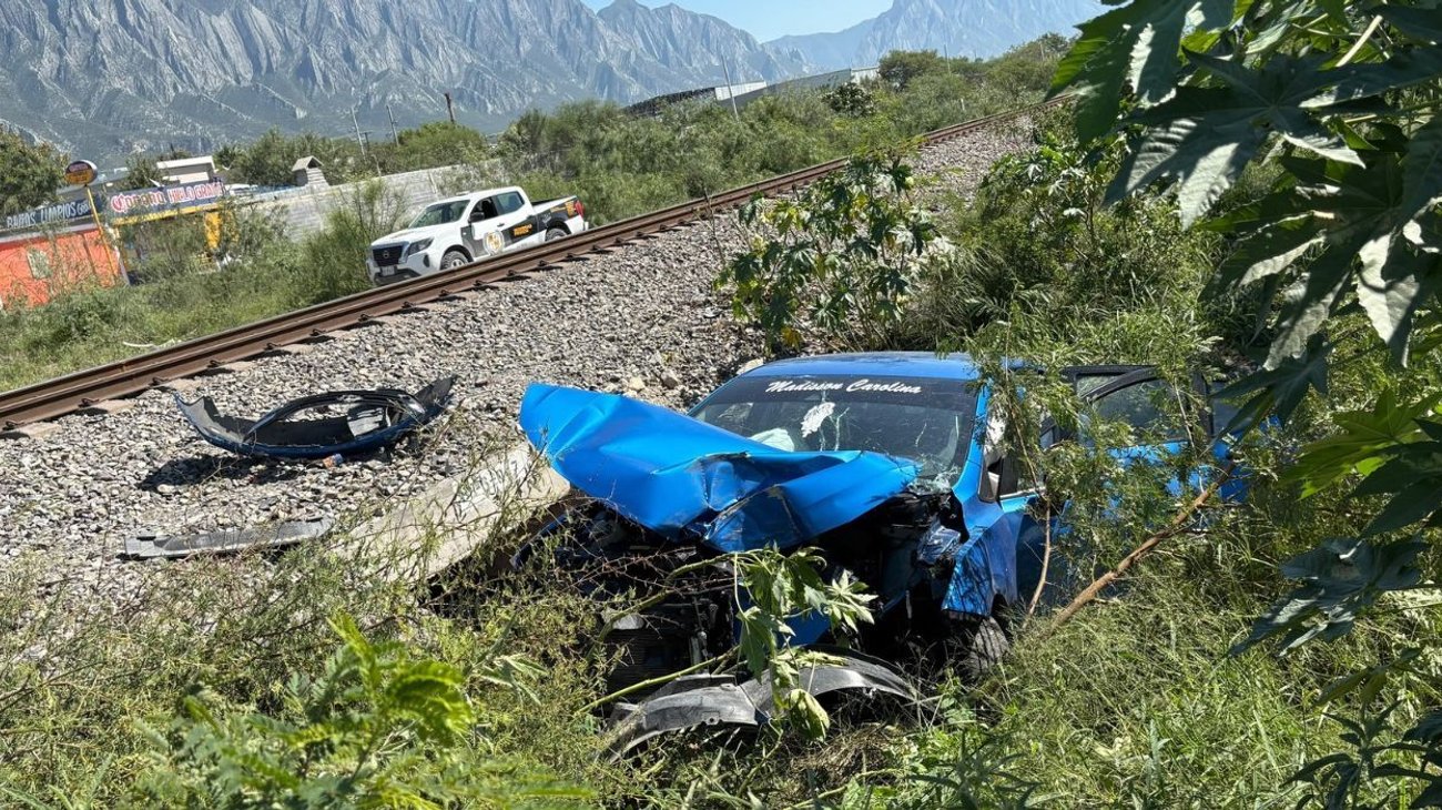 Tren embiste a automóvil en García; conductor resulta ileso