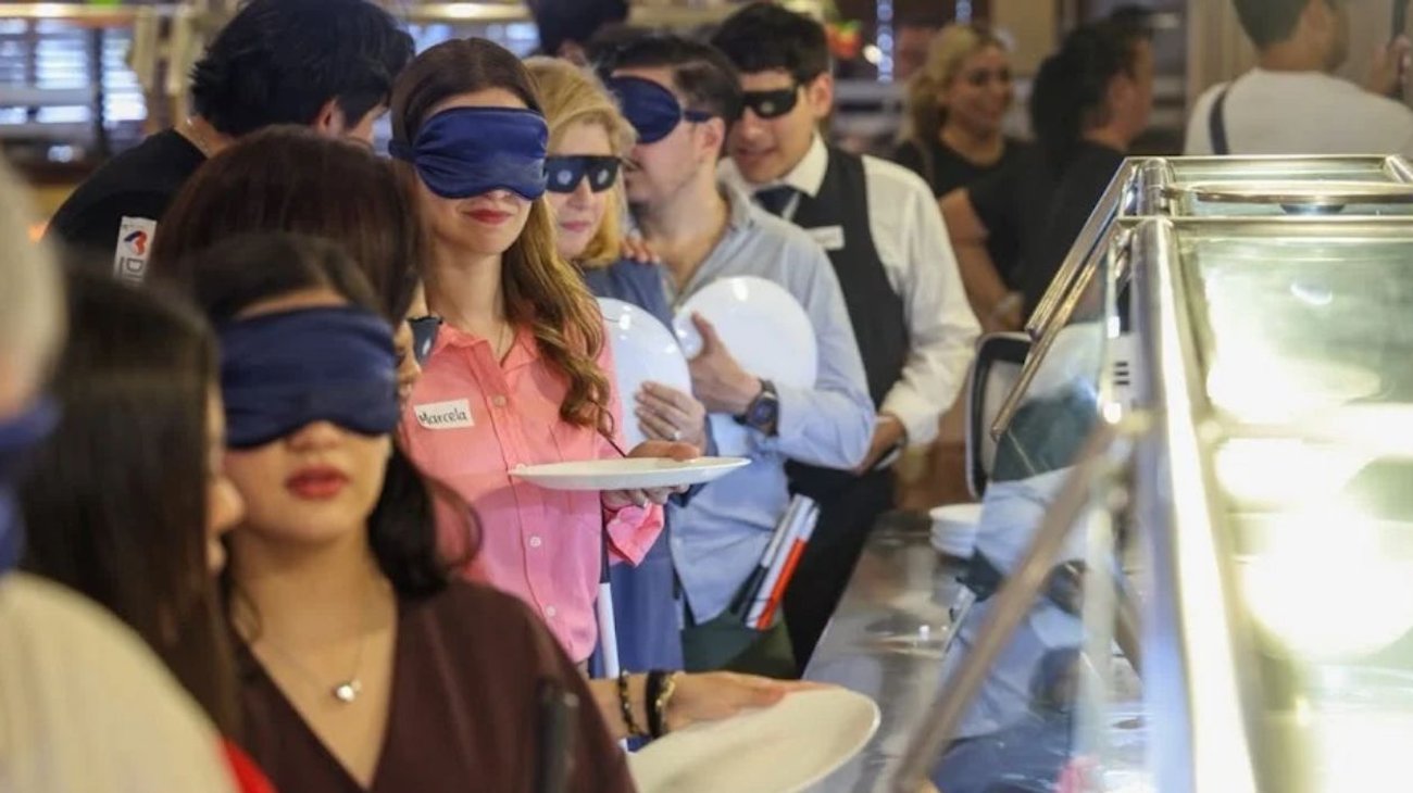 Realizan dinámica a oscuras por la inclusión visual en Monterrey