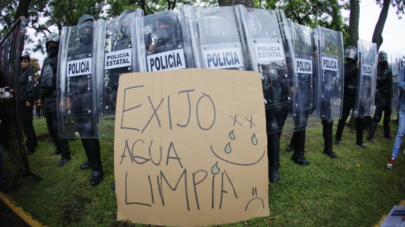 Procesan a cuatro manifestantes tras protesta por agua en Jalisco