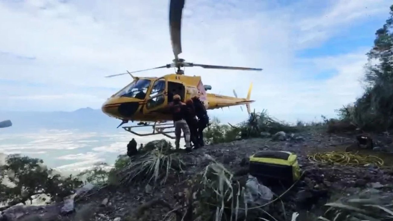 Rescatan a hombre tras caer 50 metros en el Cerro de las Mitras
