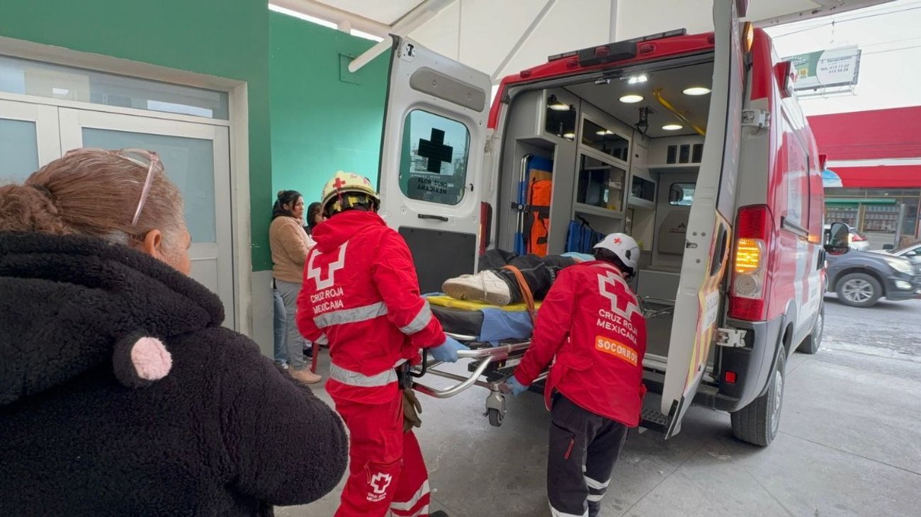 Se fractura motociclista de 15 años al chocar contra camioneta