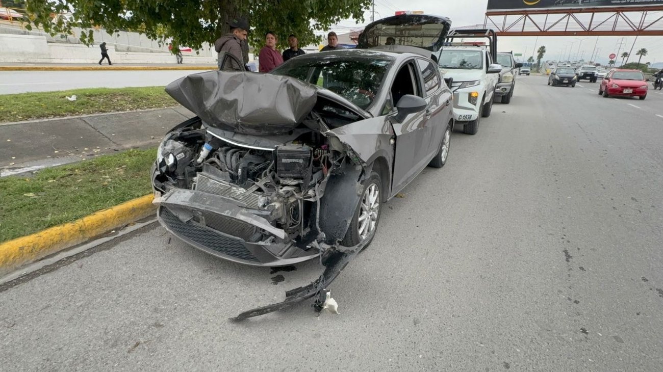 Chocan en puente de Juan Navarro hacia Arteaga por ramas