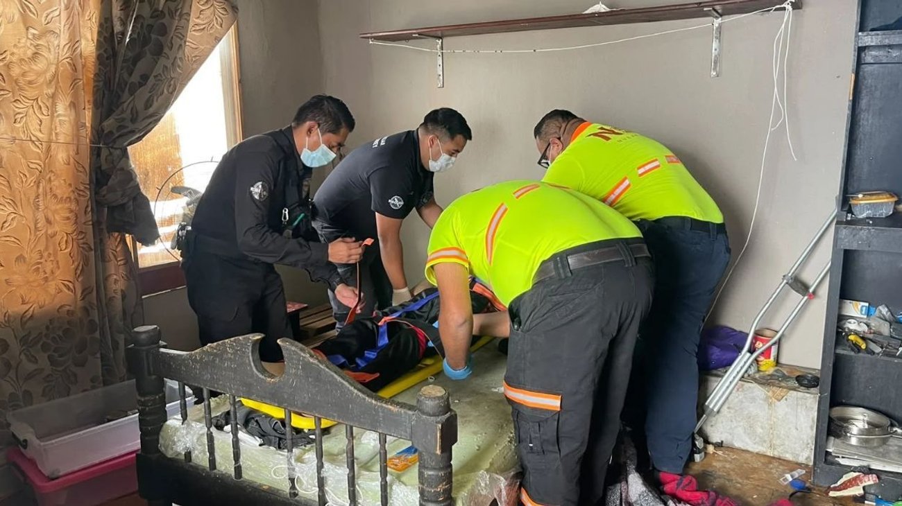 Auxilia Policía de Monterrey a un hombre con baja oxigenación