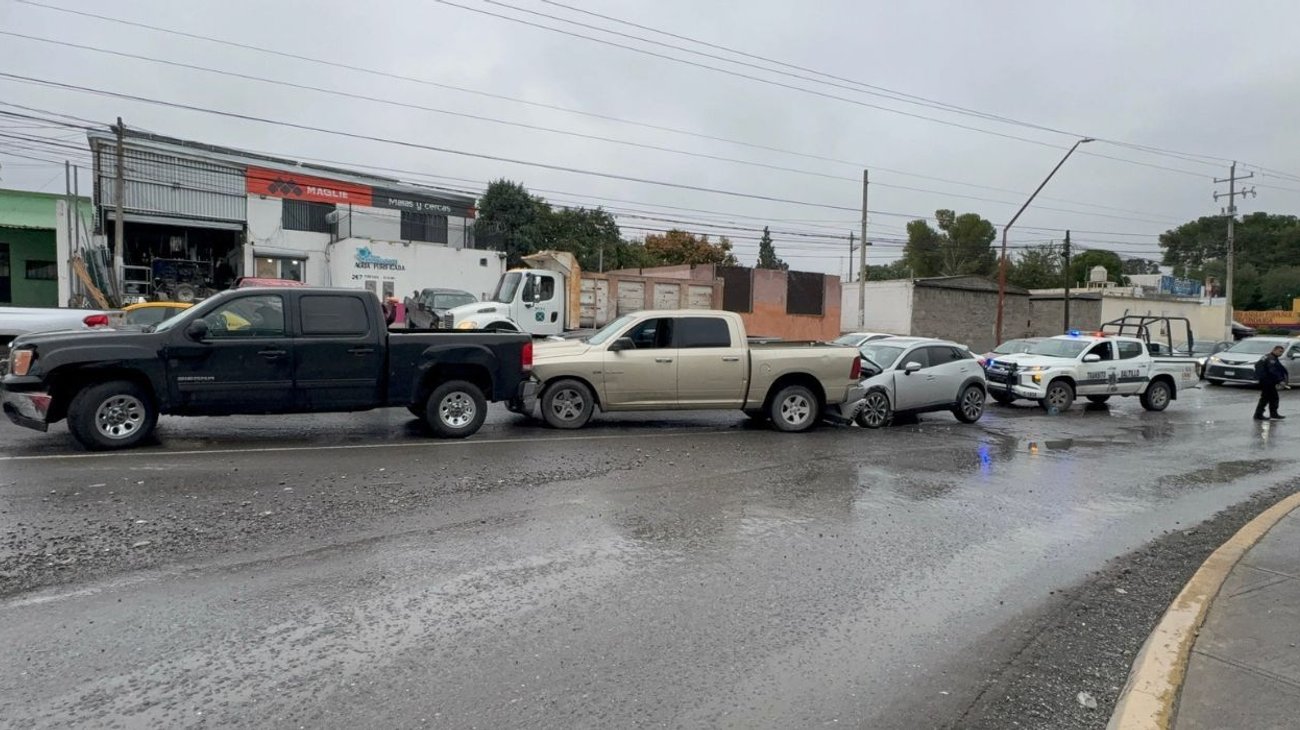 Termina auto debajo de camioneta tras carambola en Saltillo