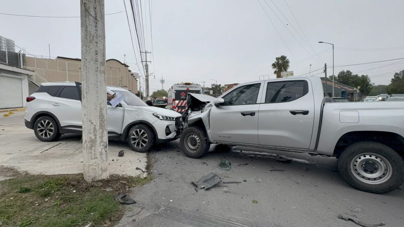 Auxilian la Cruz Roja y Bomberos a conductora prensada