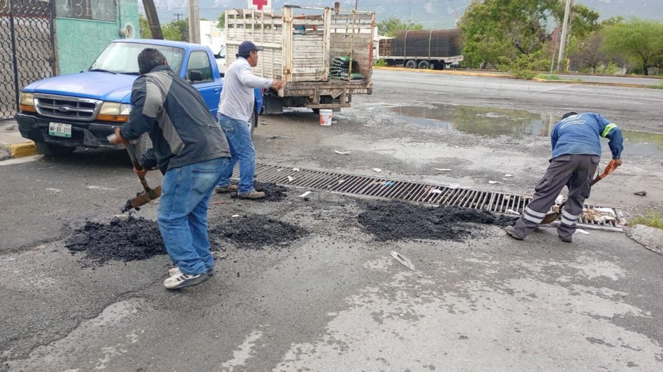 Refuerzan bacheo en calles de Santa Catarina tras lluvias