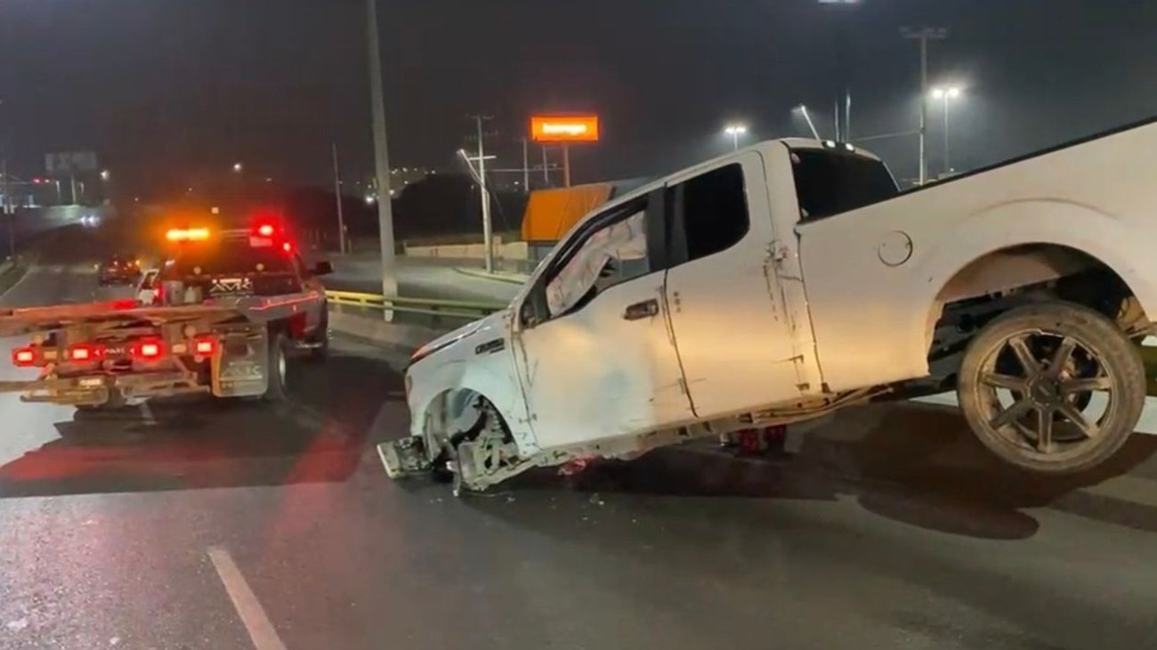 Dos jóvenes terminaron en el hospital tras brutal choque