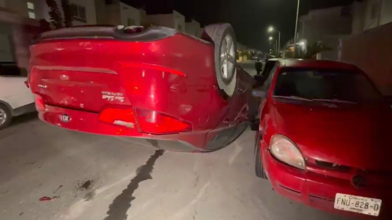 Volcó su auto contra dos coches estacionados en Saltillo