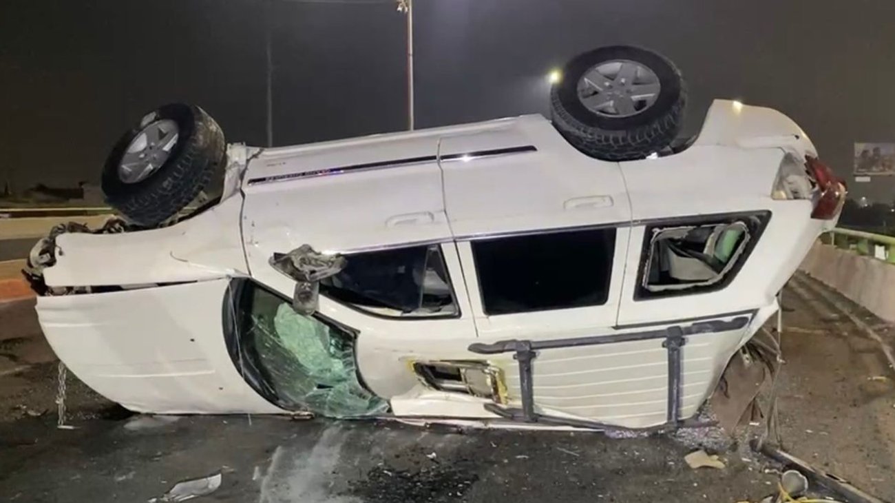 Vuelca camioneta en puente vehicular y derriba barandal