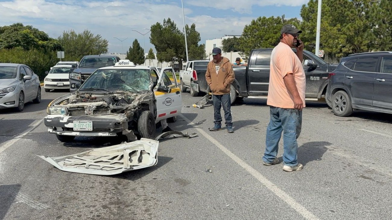Taxi choca por alcance en semáforo y deja dos heridos
