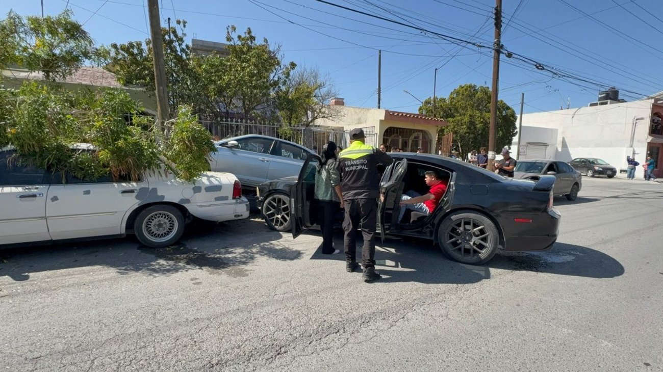 Auto choca contra vivienda y poste tras perder el control