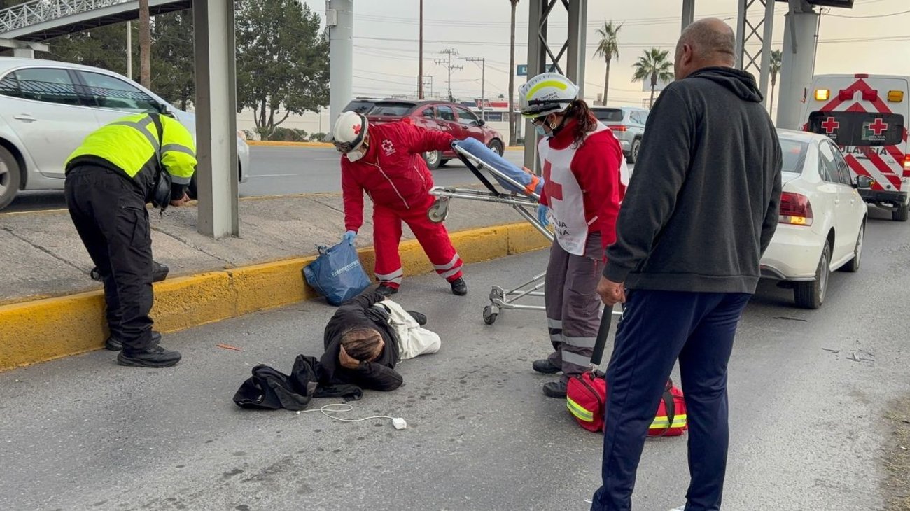 Arrollan a adulto mayor cerca de plaza comercial