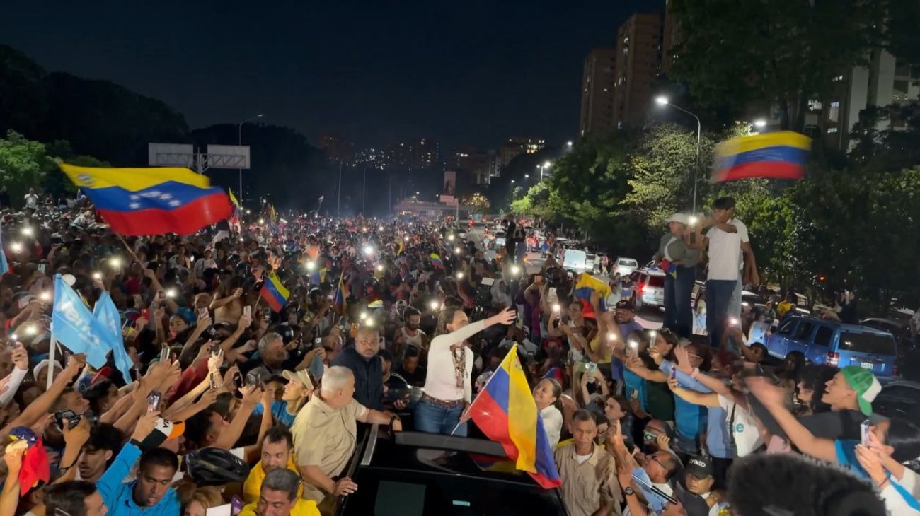 Retorna María Corina Machado a Venezuela rodeada de multitudes