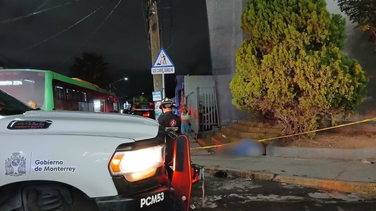 Muere motociclista tras choque con camión urbano en Monterrey