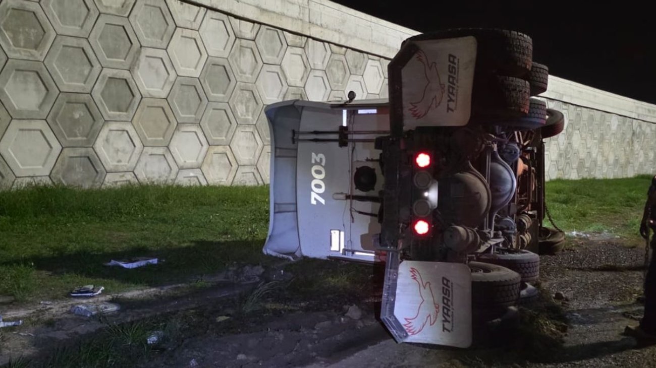 Vuelca tráiler en carretera Montemorelos-Juárez
