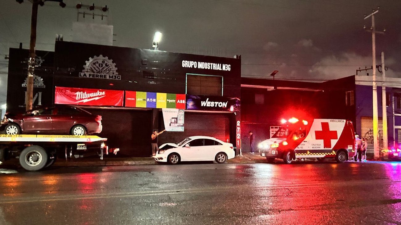 Choque entre dos autos deja dos lesionados en Monterrey