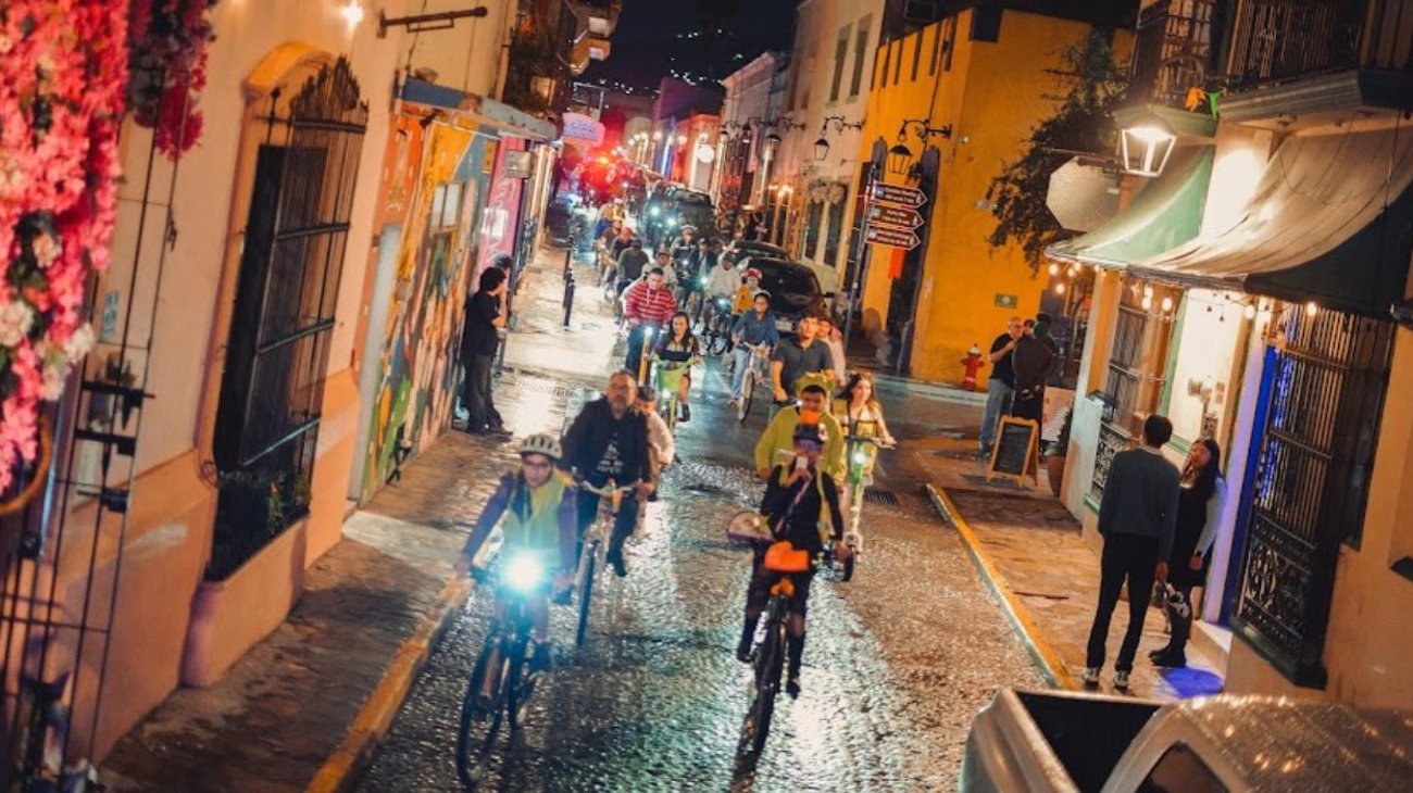 Pedalean por el Centro de Monterrey entre disfraces y leyendas