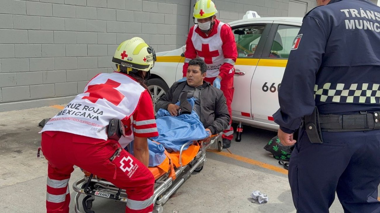 Embiste camioneta a motociclista en calles de Saltillo