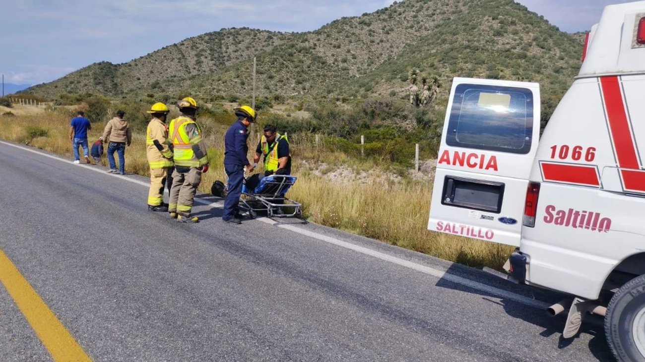 Hospitalizan a joven tras sufrir caída en carretera de Saltillo