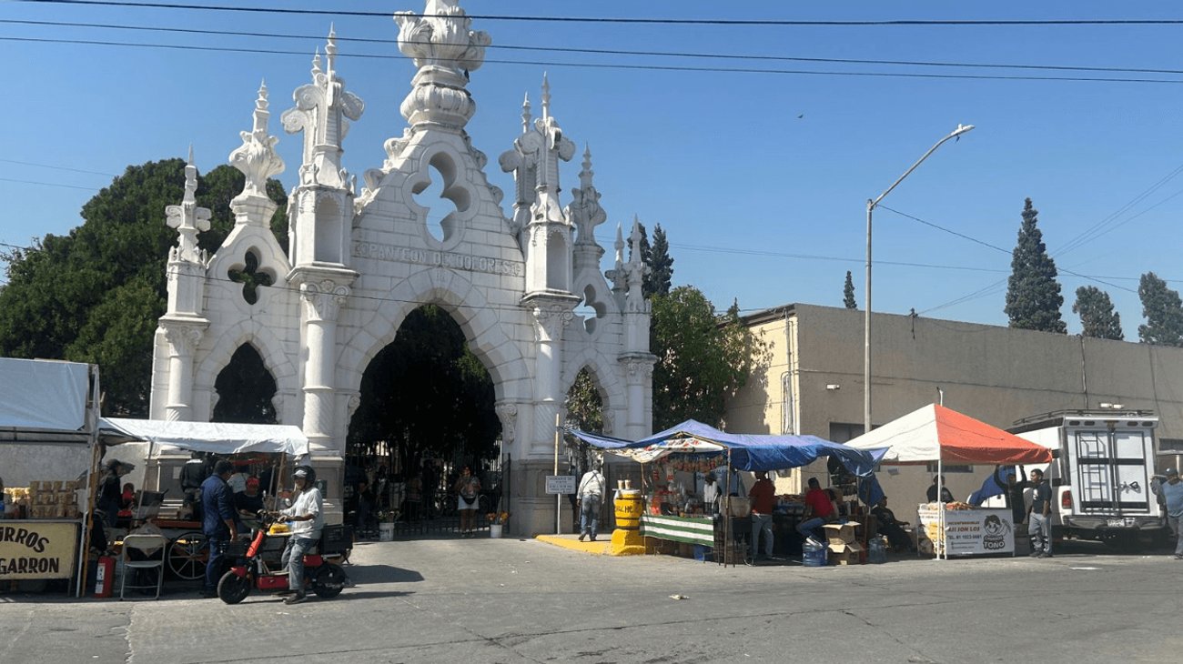 Visitan panteón previo al Día de Muertos en Monterrey