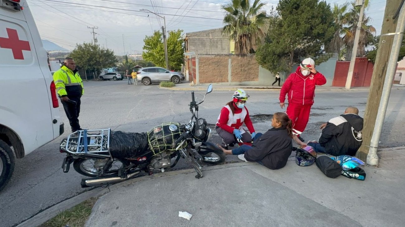 Buscan a conductor que atropelló a dos personas en motocicleta