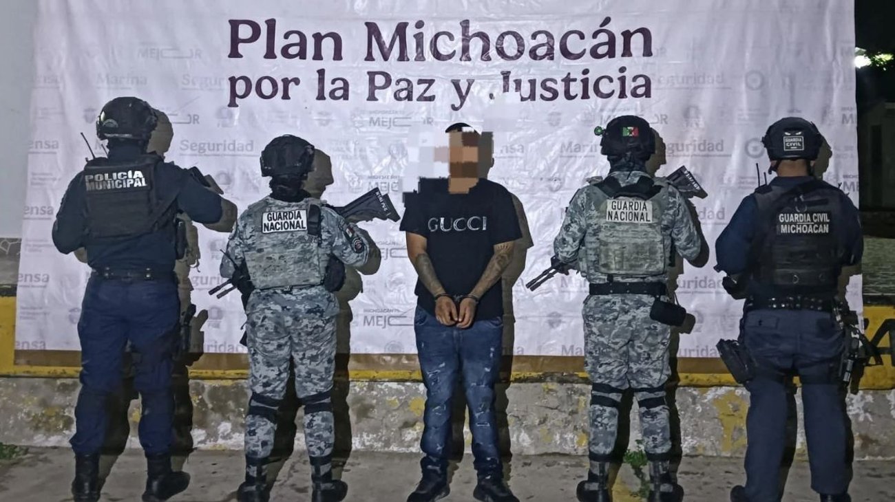 Detienen a hombre con pistola y droga en Michoacán