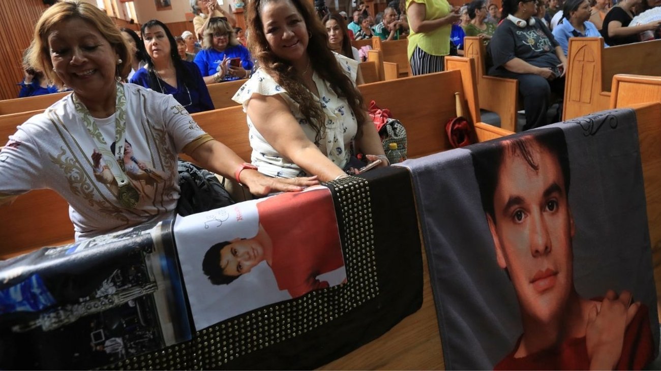 Rinden homenaje a Juan Gabriel a diez años de su muerte